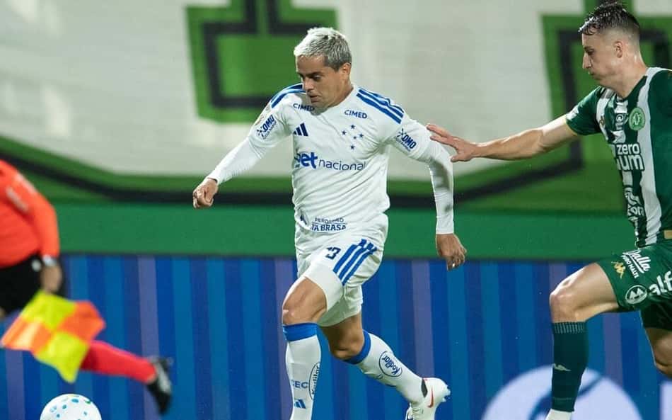 Fagner conduz bola na Arena Condá