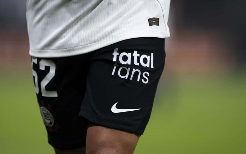 Uniforme com o patrocínio da Fatal Fans