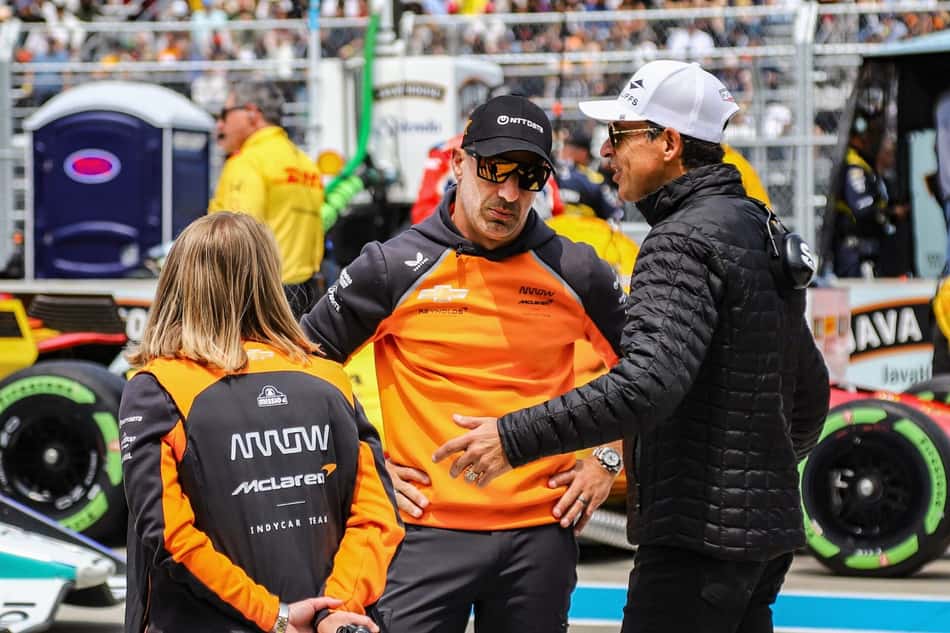 Felix Rosenqvist está deixando a equipe de Castroneves para correr no time comandado por Tony Kannan (de laranja)