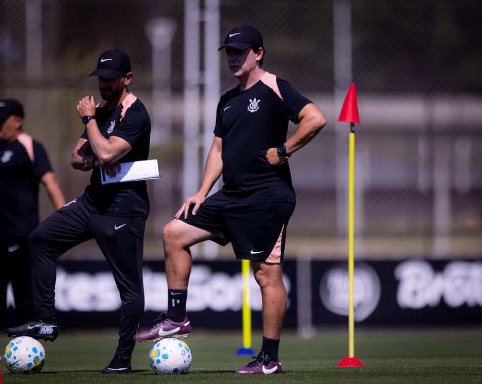 Técnico Fernando Diniz durante treino do Corinthians