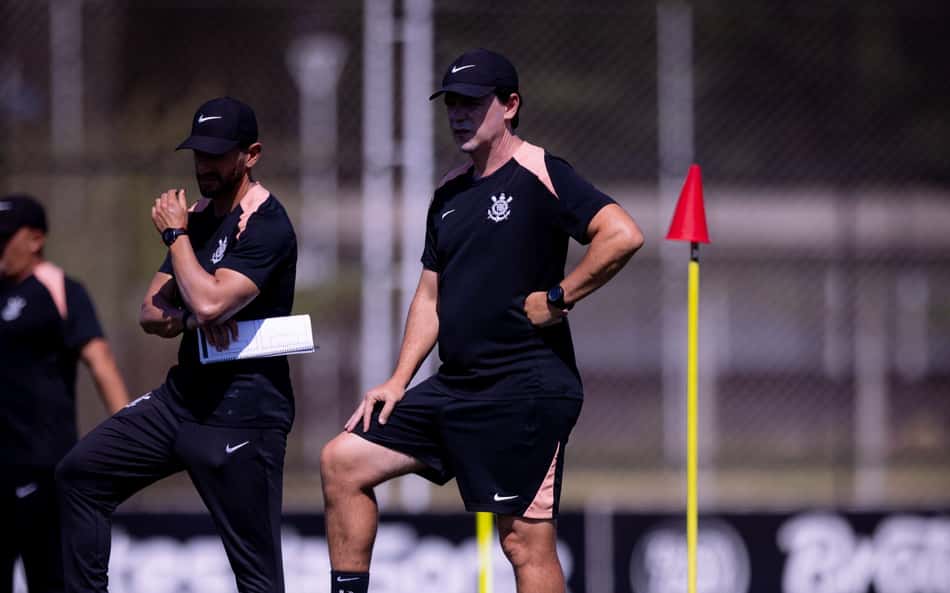 Técnico Fernando Diniz durante treino do Corinthians