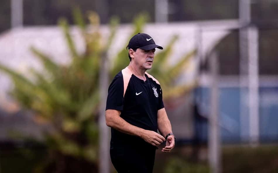 Fernando Diniz durante treino do Corinthians