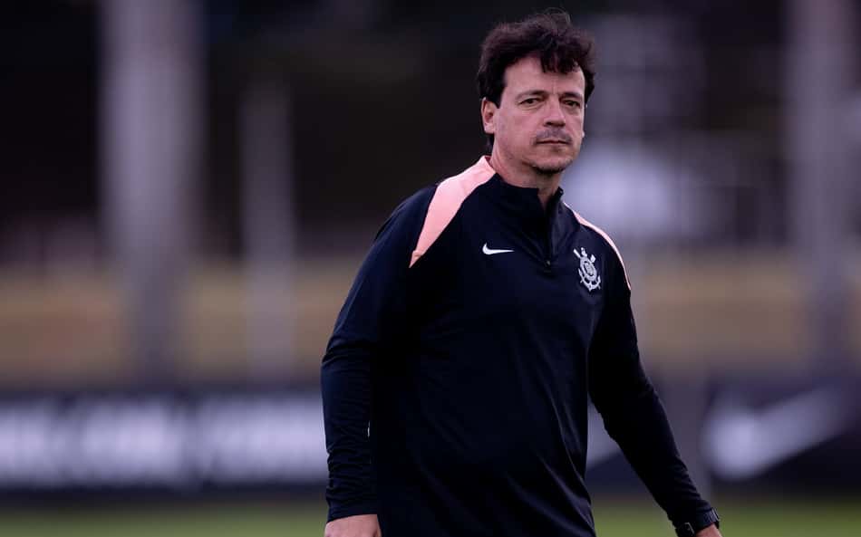 Técnico Fernando Diniz durante treino do Corinthians