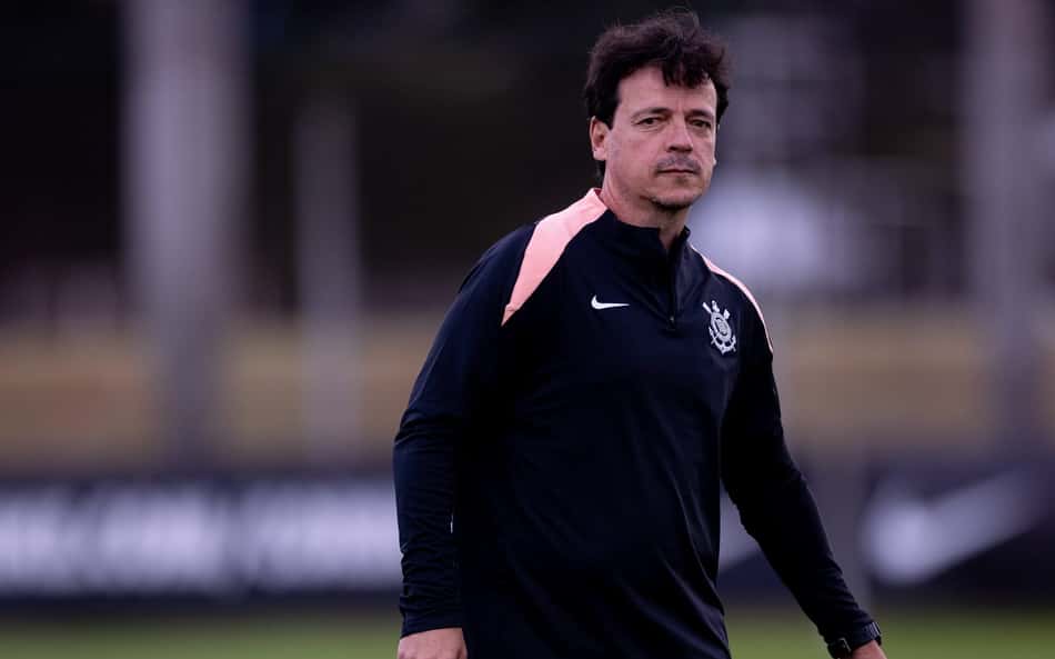 Técnico Fernando Diniz durante treino do Corinthians