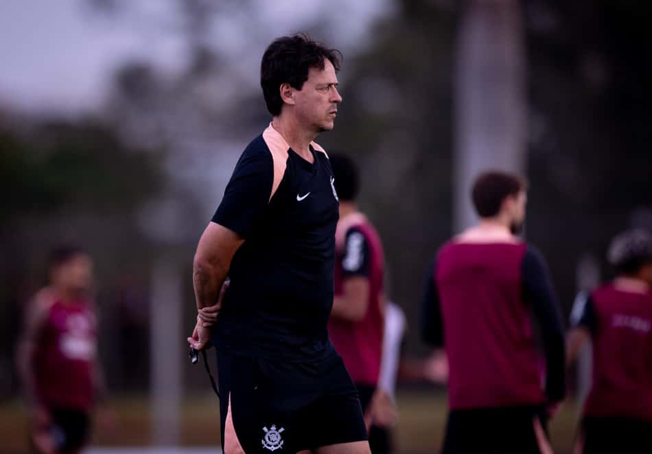 Técnico Fernando Diniz durante treino do Corinthians