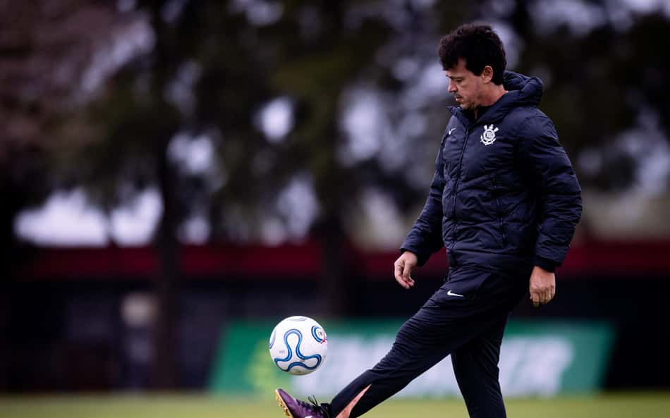 Fernando Diniz durante treinamento do Corinthians