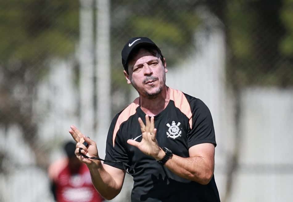 Fernando Diniz durante treinamento no Corinthians