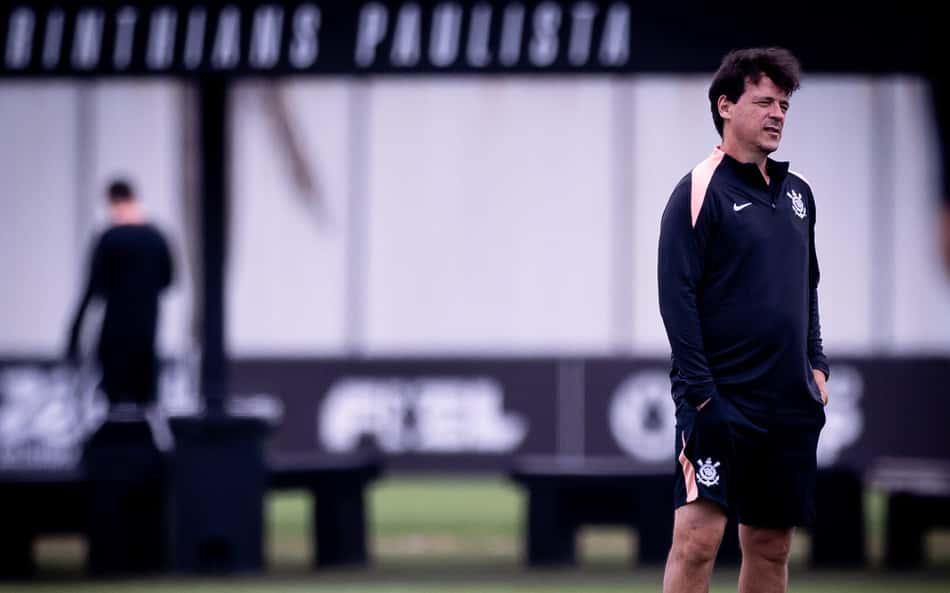 Técnico Fernando Diniz durante treino do Corinthians