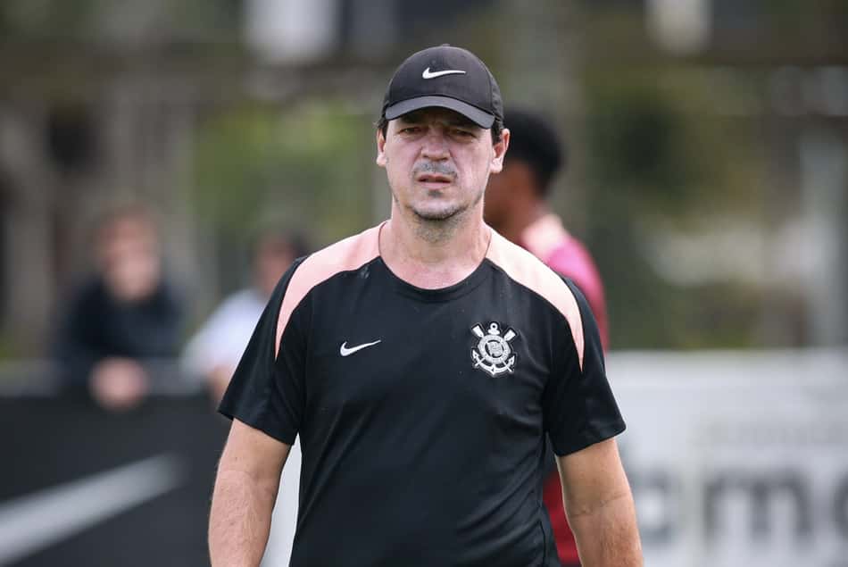 Técnico Fernando Diniz durante treino do Corinthians