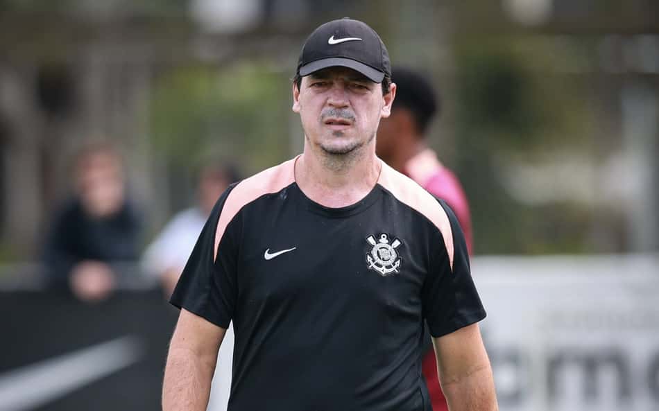 Técnico Fernando Diniz durante treino do Corinthians