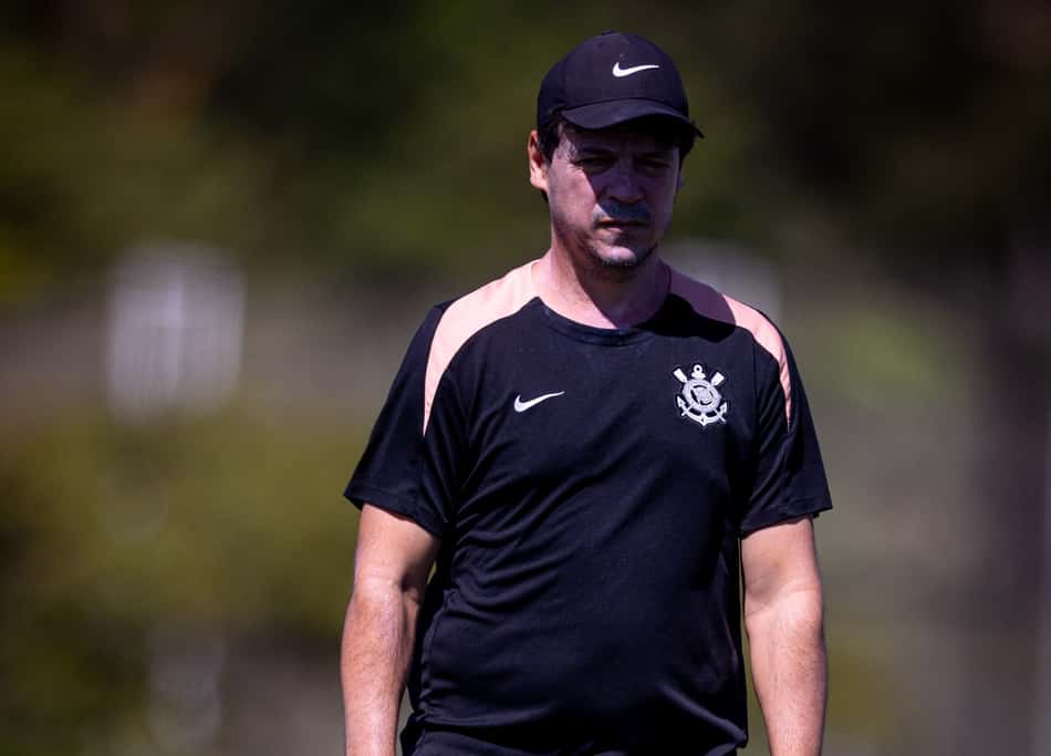 Técnico Fernando Diniz durante treino do Corinthians