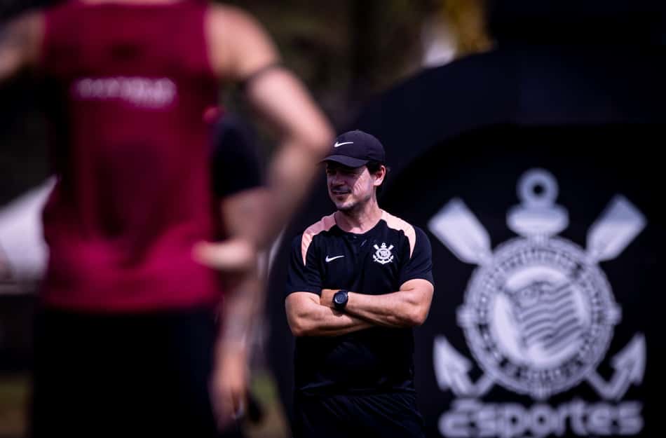 Técnico Fernando Diniz durante treino do Corinthians