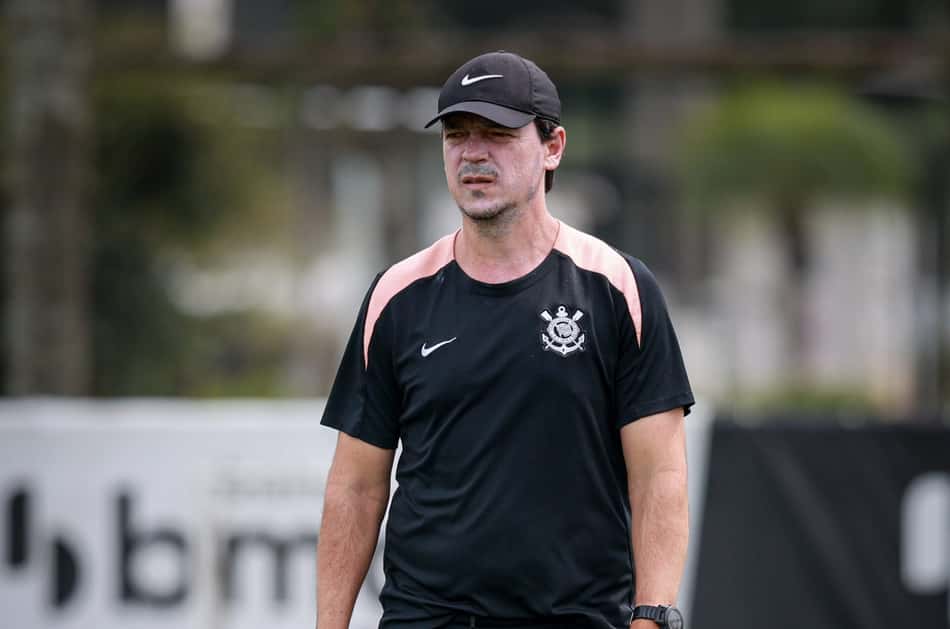 Técnico Fernando Diniz durante treino do Corinthians