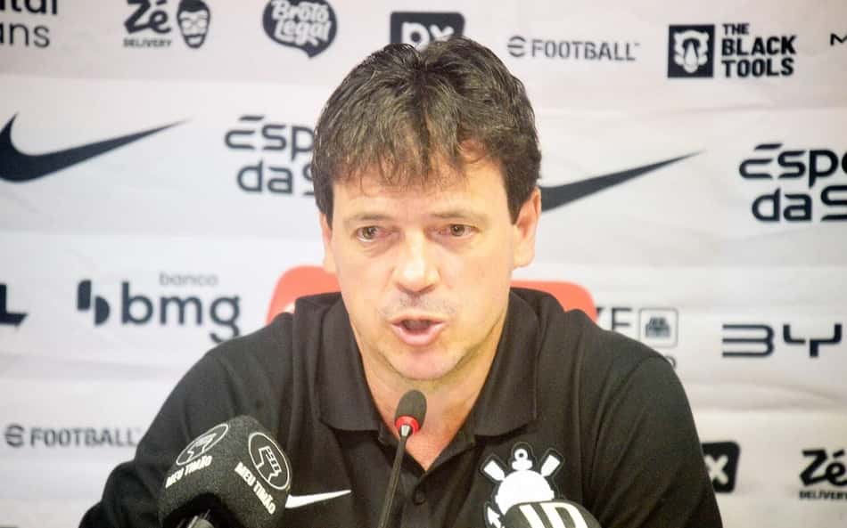 Fernando Diniz, técnico do Corinthians, durante coletiva