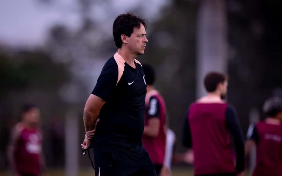 Técnico Fernando Diniz durante treino do Corinthians