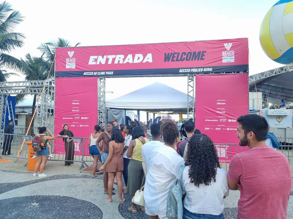 Fila de torcedores na arena do Elite 16 de Vôlei de Praia, em Copacabana (Foto: Thiago Fernandes/Lance!)