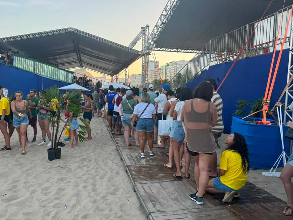Fila dentro da arena do Elite 16 de Vôlei de Praia