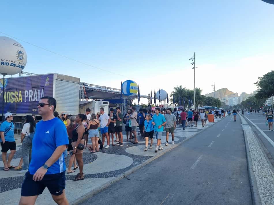 Fila gigante para ver a final do Elite 16 de Vôlei d e Praia, em Copacabana