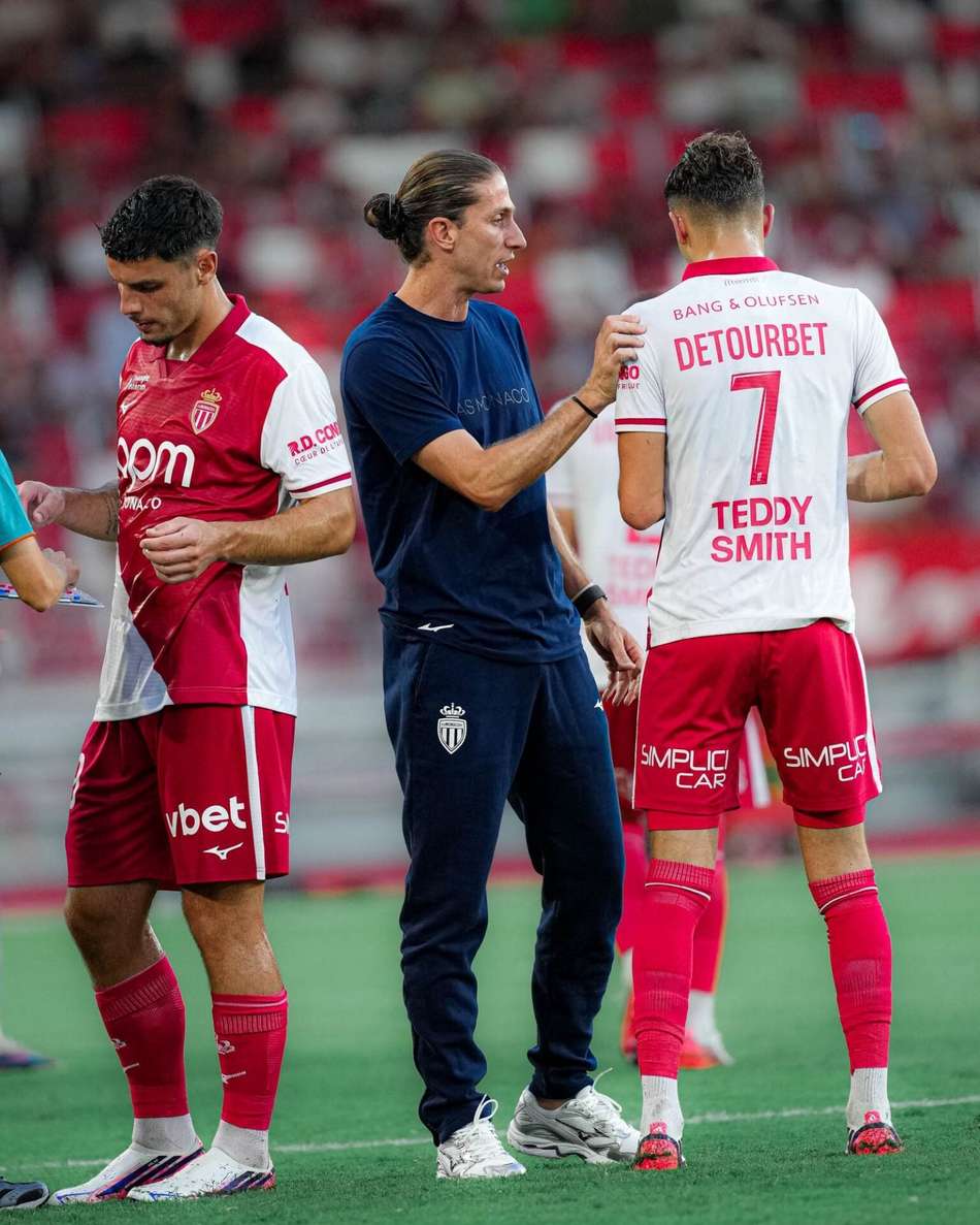 Filipe Luís conversa com jogadores do Monaco durante amistoso contra o Getafe
