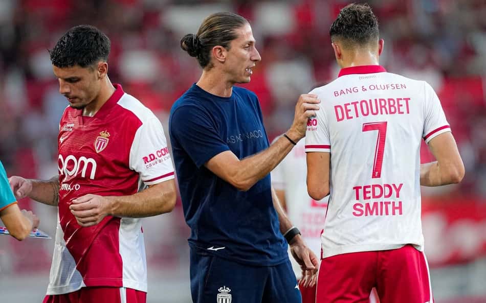 Filipe Luís conversa com jogadores do Monaco durante amistoso contra o Getafe
