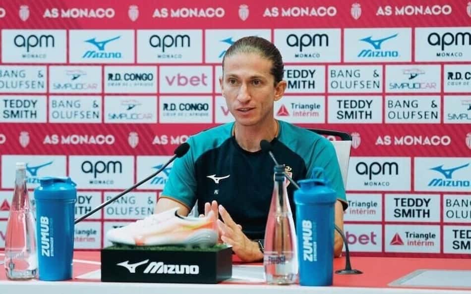 Filipe Luís em coletiva de imprensa como treinador do Monaco