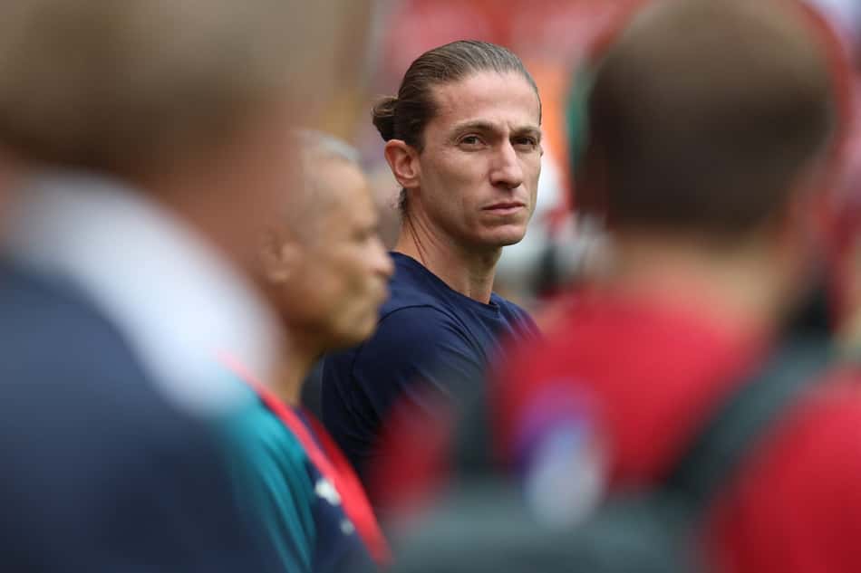 Filipe Luís observa jogo entre Monaco e Liverpool durante a pré-temporada