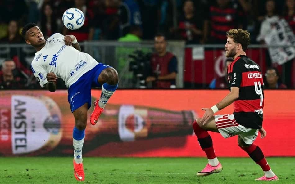 Keny Arroyo e Léo Pereira disputam bola durante duelo entre Cruzeiro e Flamengo no Maracanã