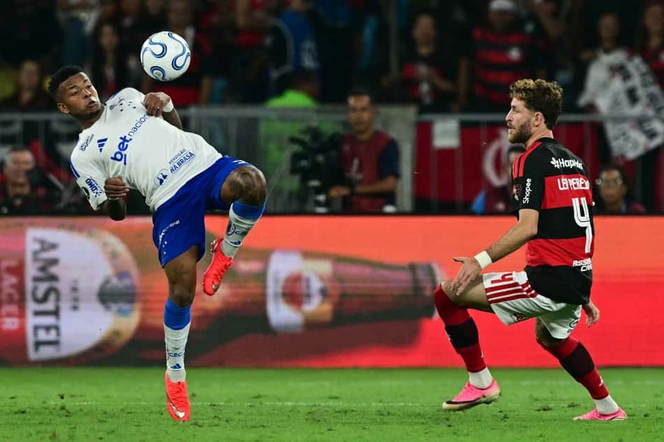 Jogadores do Cruzeiro e Flamengo em ação no confronto pela Libertadores