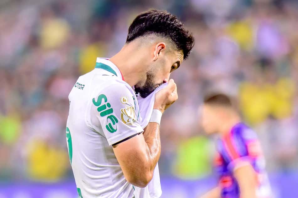 Flaco López beija escudo do Palmeiras após gol contra o Fortaleza no jogo de volta da Copa do Brasil