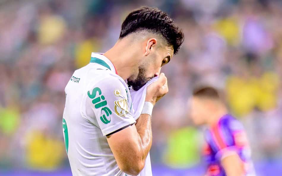 Flaco López beija escudo do Palmeiras após gol contra o Fortaleza no jogo de volta da Copa do Brasil