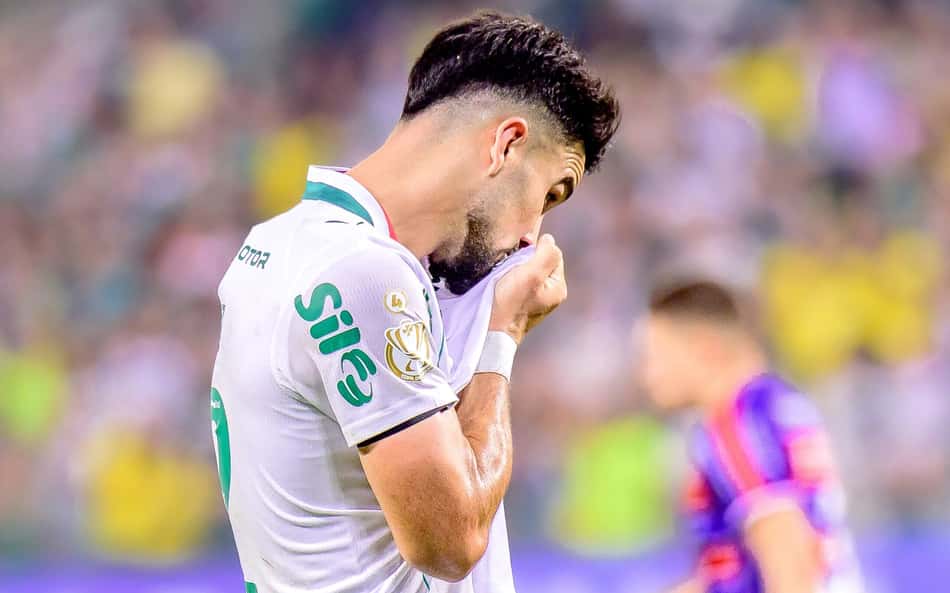 Flaco López beija escudo do Palmeiras após gol contra o Fortaleza no jogo de volta da Copa do Brasil