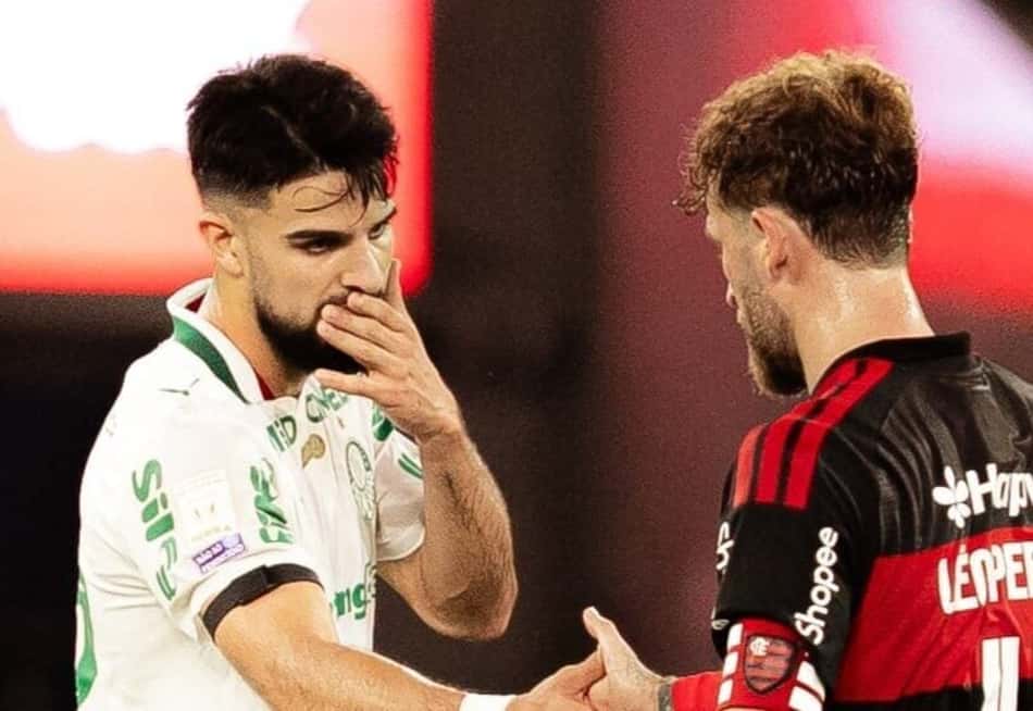 Flaco López e Léo Pereira se cumprimentam em partida entre Palmeiras e Flamengo
