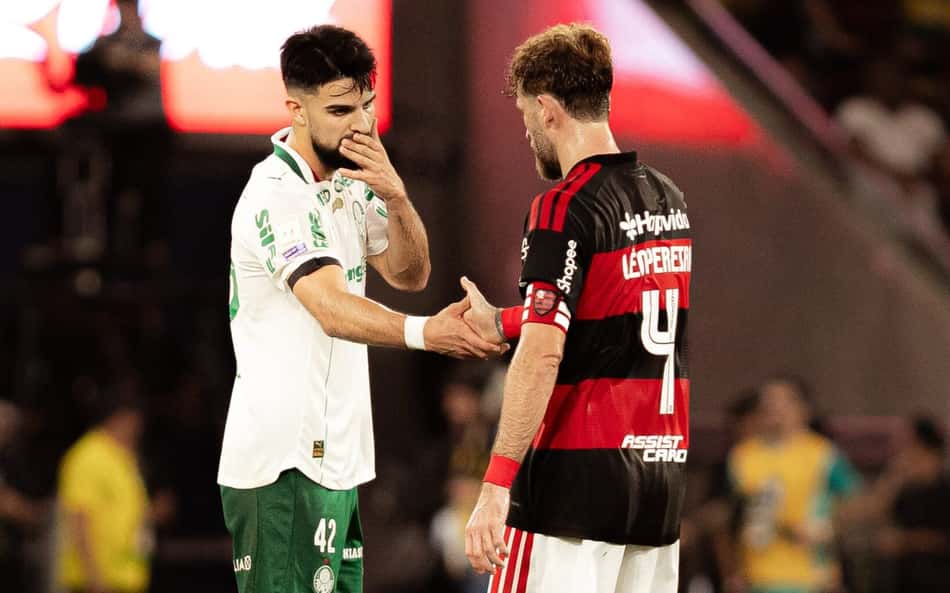 Flaco López e Léo Pereira se cumprimentam em partida entre Palmeiras e Flamengo