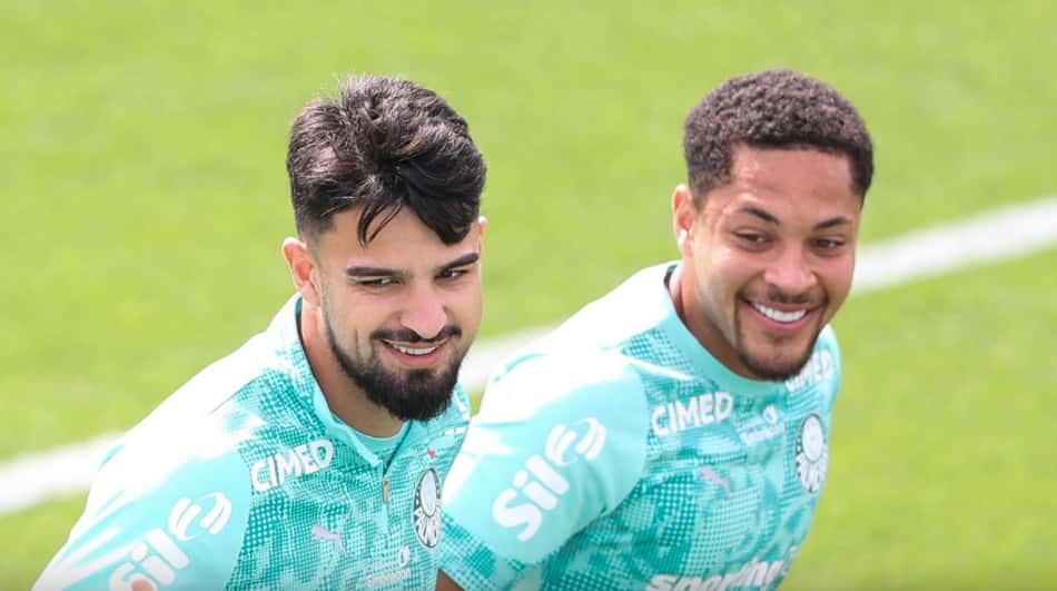 Flaco López e Vitor Roque durante treino do Palmeiras