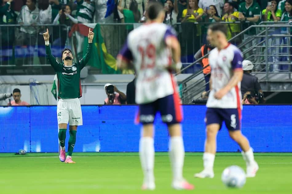 Jogadores do Cerro Porteño e Palmeiras se enfrentando no jogo de ida das oitavas de final da Libertadores 