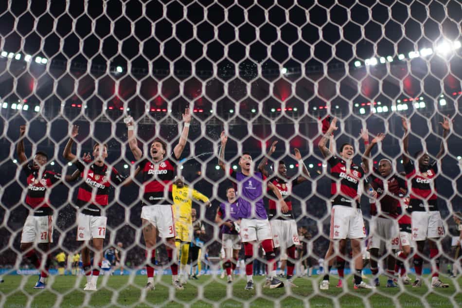 Jogadores do Flamengo comemoram vitória após partida contra o Cruzeiro no estádio Maracanã pelo campeonato Copa Libertadores 2026