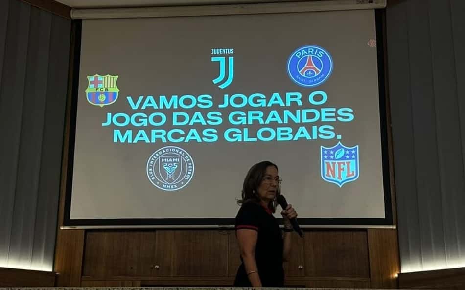 Diretora de comunicação do Flamengo, Flávia da Justa faz apresentação em slides na Gávea