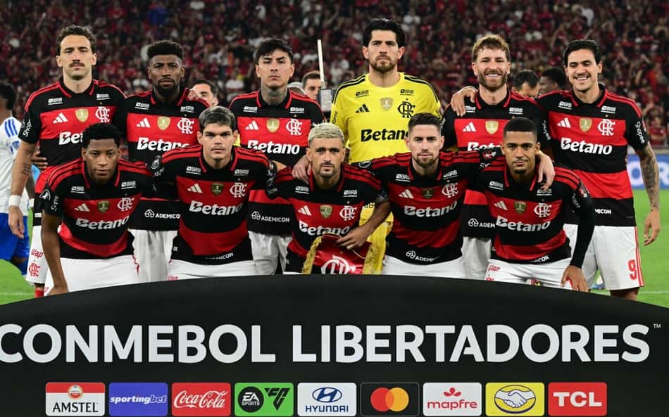 Time do Flamengo perfilado para confronto contra o Cruzeiro pela Libertadores