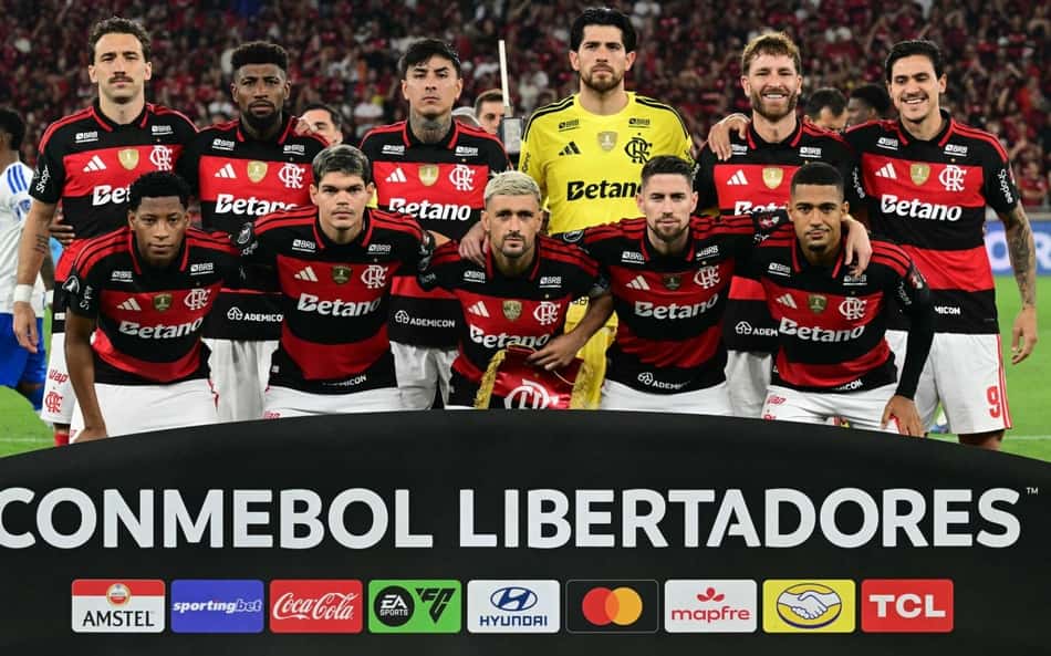 Time do Flamengo perfilado para confronto contra o Cruzeiro pela Libertadores