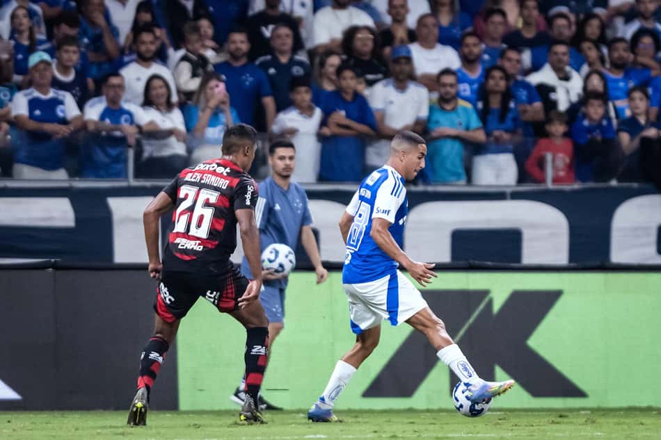 Jogadores do Cruzeiro e Flamengo disputando bola em jogo válido pelo Campeonato Brasileiro