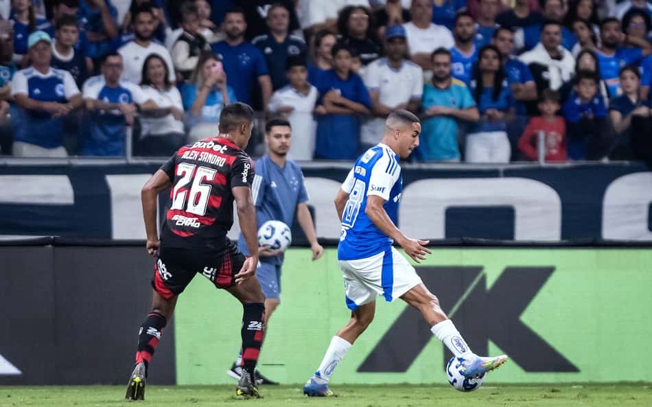Jogadores do Cruzeiro e Flamengo disputando bola em jogo válido pelo Campeonato Brasileiro