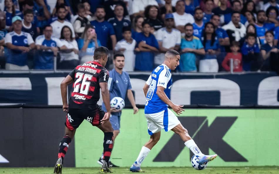 Jogadores do Cruzeiro e Flamengo disputando bola em jogo válido pelo Campeonato Brasileiro