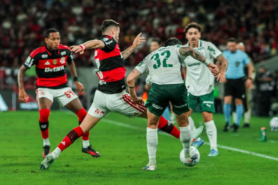Partida entre Flamengo e Palmeiras em jogo válido pelo primeiro turno do Campeonato Brasileiro