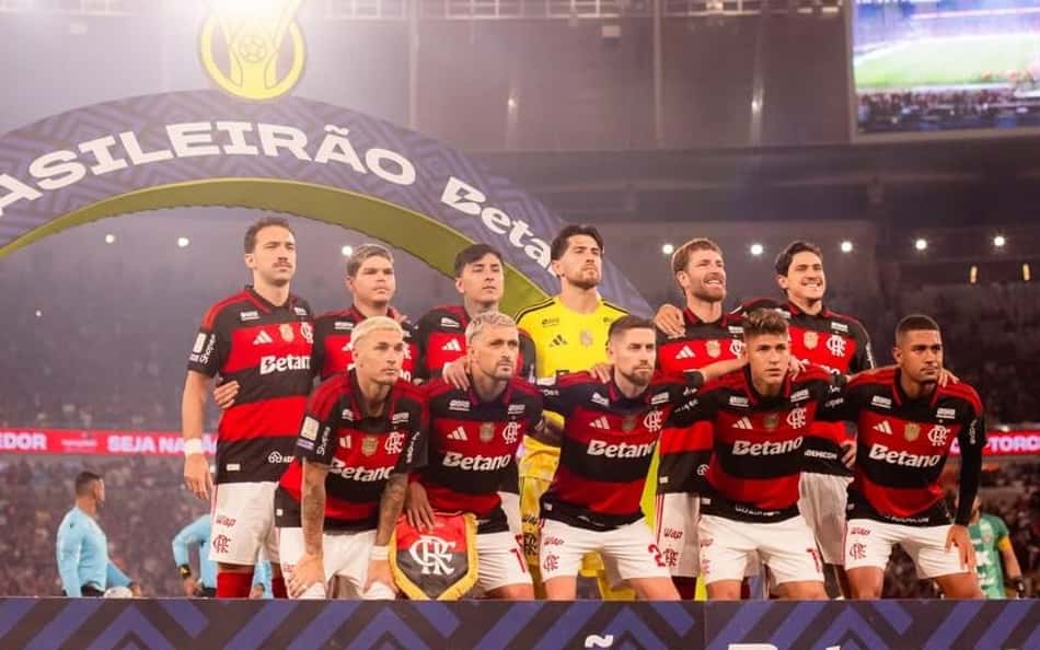 Jogadores do Flamengo na partida contra o Vitória