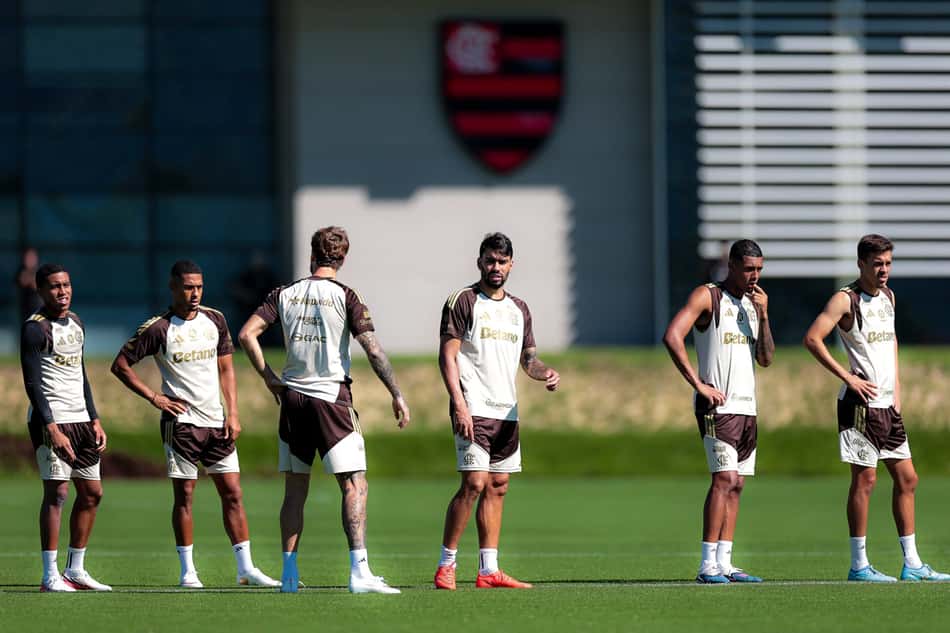 Jogadores do Flamengo treinando no CT
