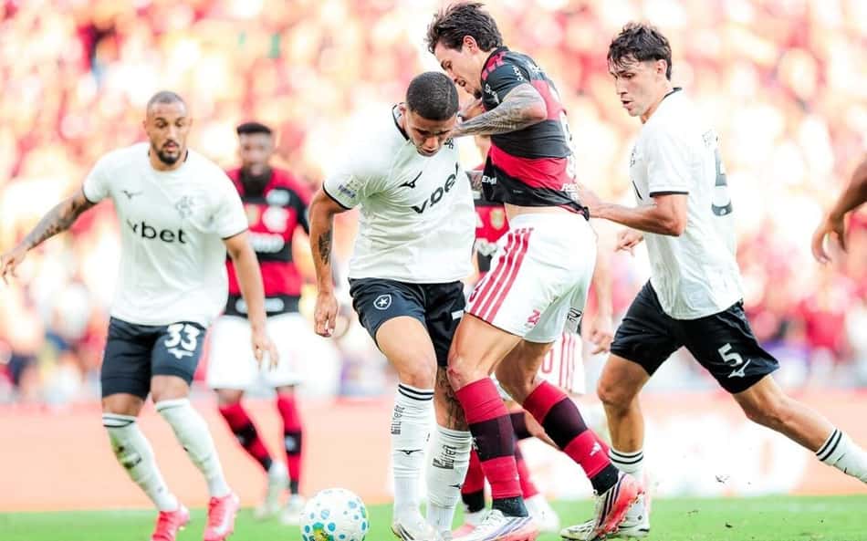 Jogadores de Flamengo e Botafogo no clássico no Maracanã