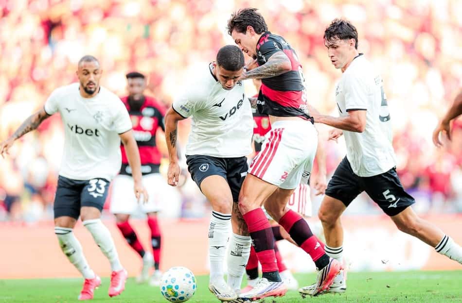 Jogadores de Flamengo e Botafogo no clássico no Maracanã