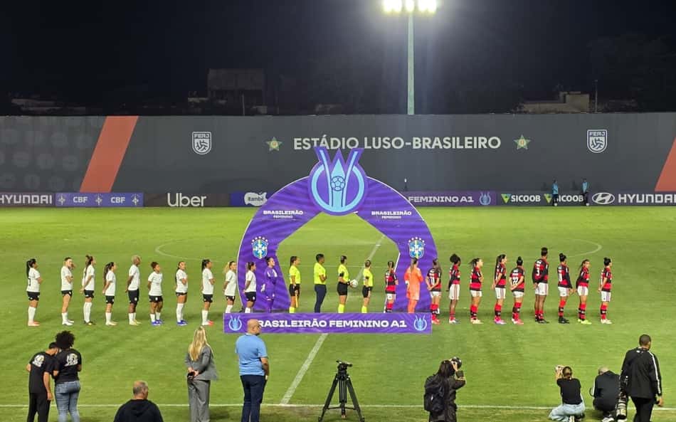 Equipes perfiladas no centro do gramado para o hino nacional