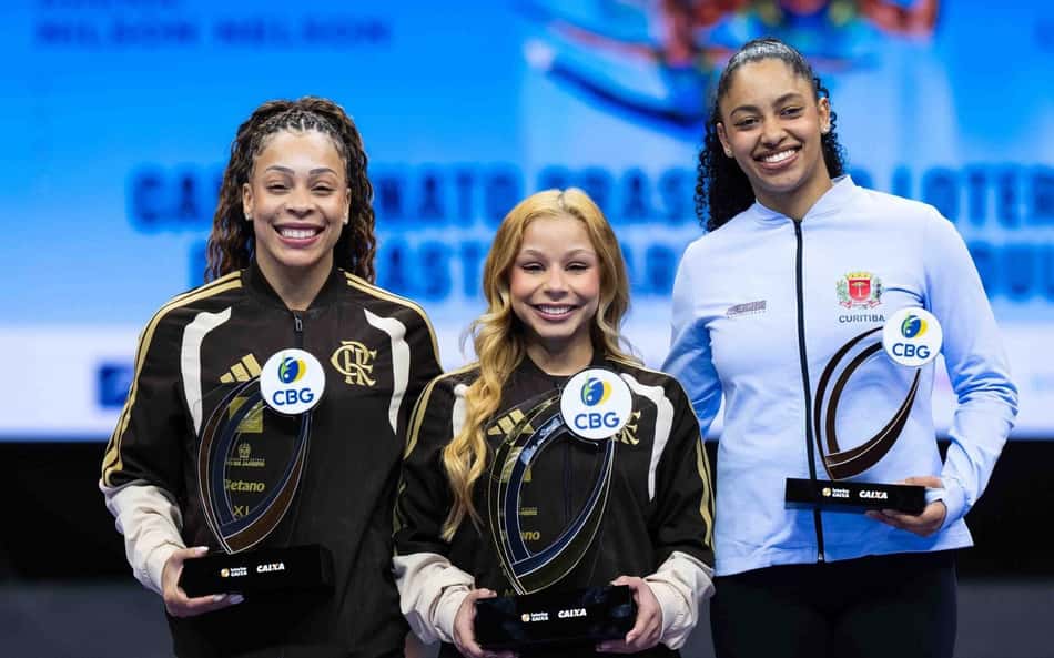 Flávia Saraiva com o troféu de campeã brasileira