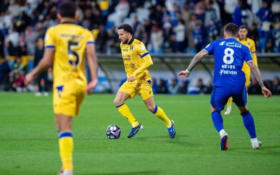 Flávio Medeiros em ação pelo Al-Taawon contra o Al-Hilal, pela Saudi Pro League
